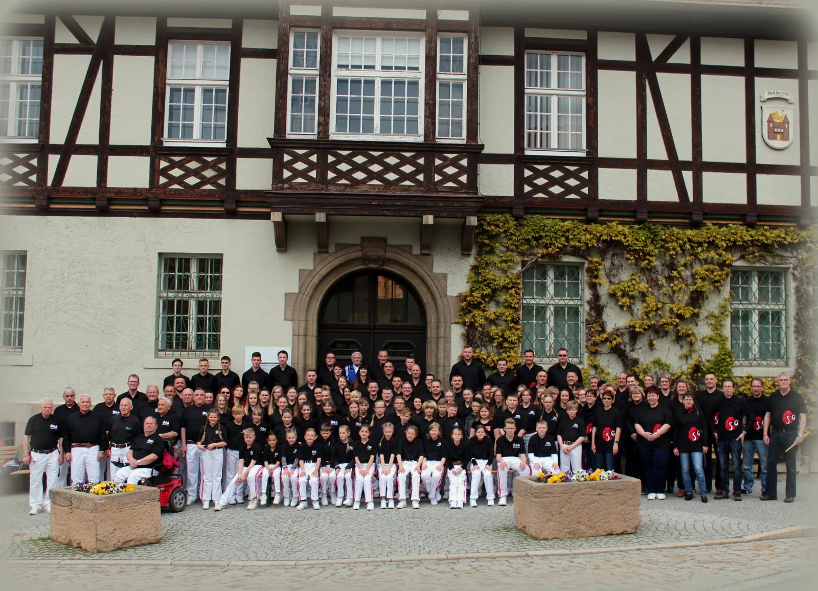 Großes Gruppenbild der Spielleute Gernrode vor dem Rathaus