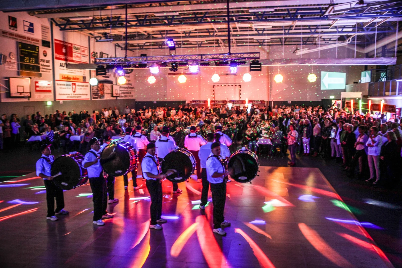 SpeedStiXX bei einer Show mit Licht und Publikum